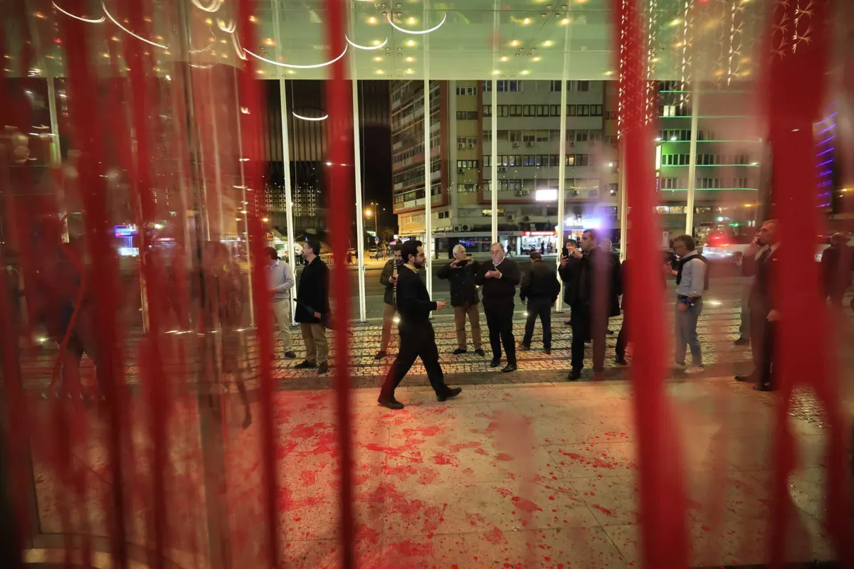 O hotel Epic Sana Marquês atacado com tinta por ativistas climáticos