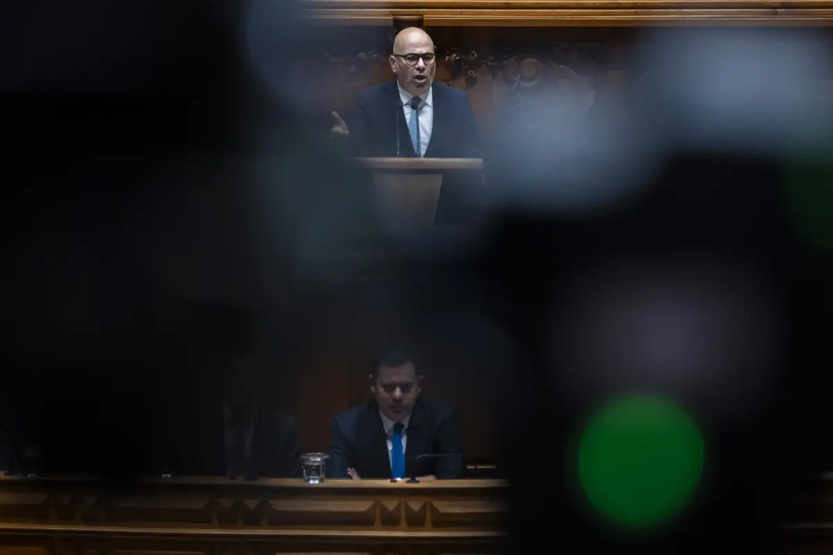 O ministro das Infraestruturas, Miguel Pinto Luz, e o primeiro-ministro, Luís Montenegro