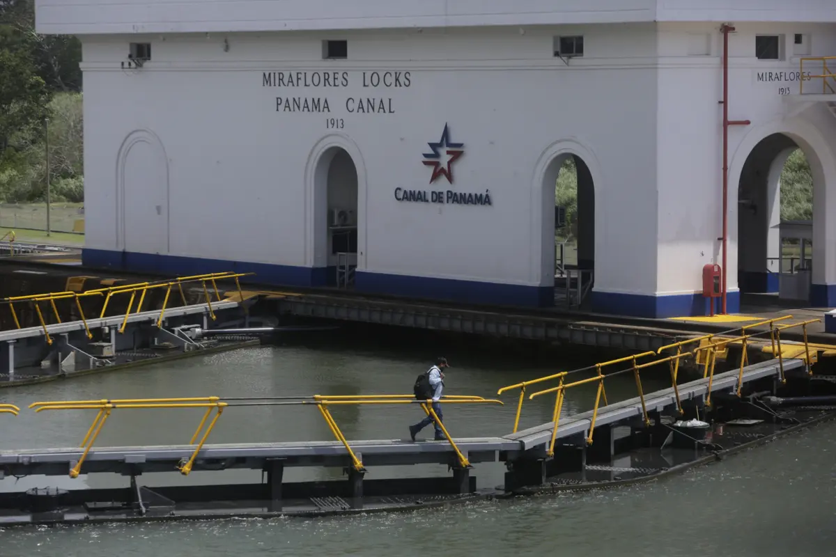 Imagem de contexto do artigo Panamá nega acordos para permitir passagem gratuita de navios através do Canal