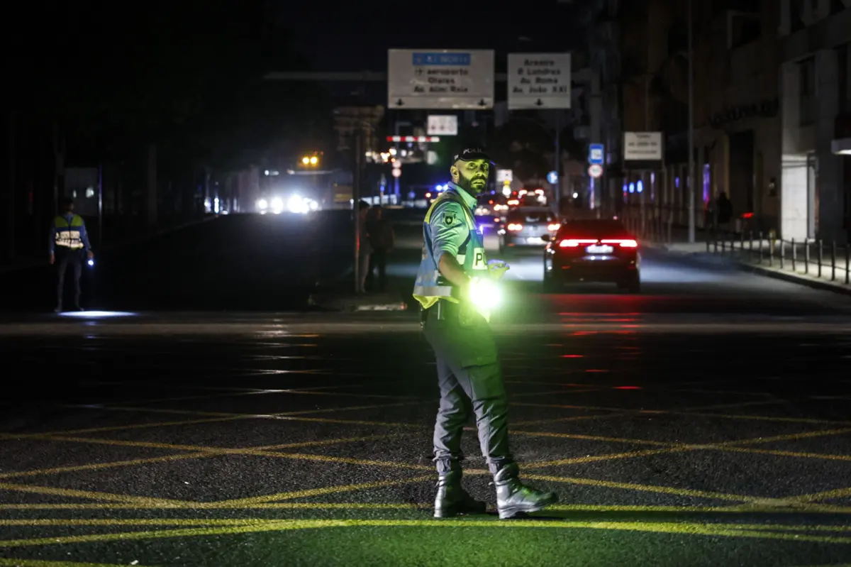 Imagem de contexto do artigo "Limitações estruturais" durante apagão. Governo anuncia equipa para substituição "urgente" do SIRESP