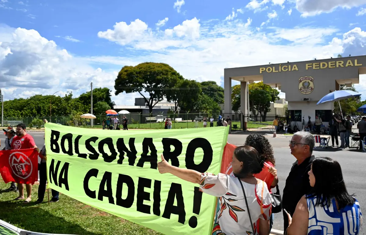 Imagem de contexto do artigo Bolsonaro diz que tentou partir a pulseira eletrónica por "curiosidade"