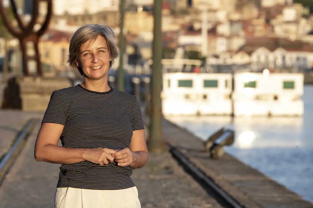 Imagem de contexto do artigo Marta Temido à TSF: "Utilizar tragédias para fazer política é populismo, leva a política ao lamaçal"