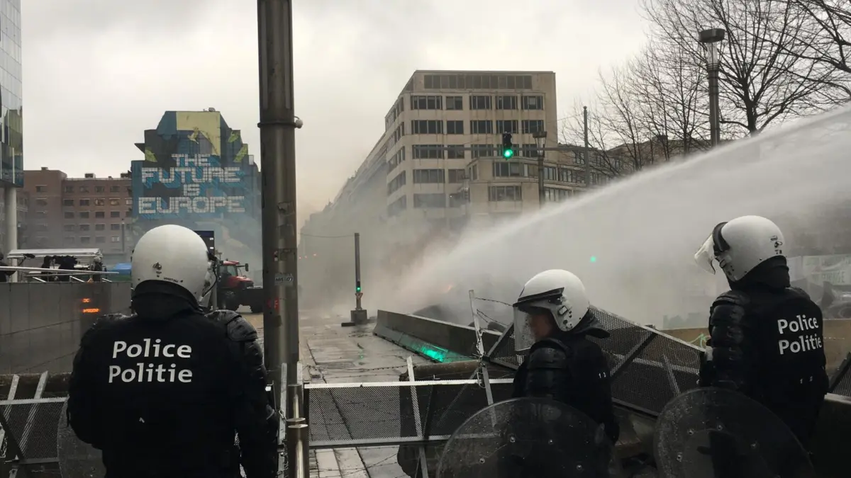 Autoridades dispersam protesto de agricultores com canhões de água