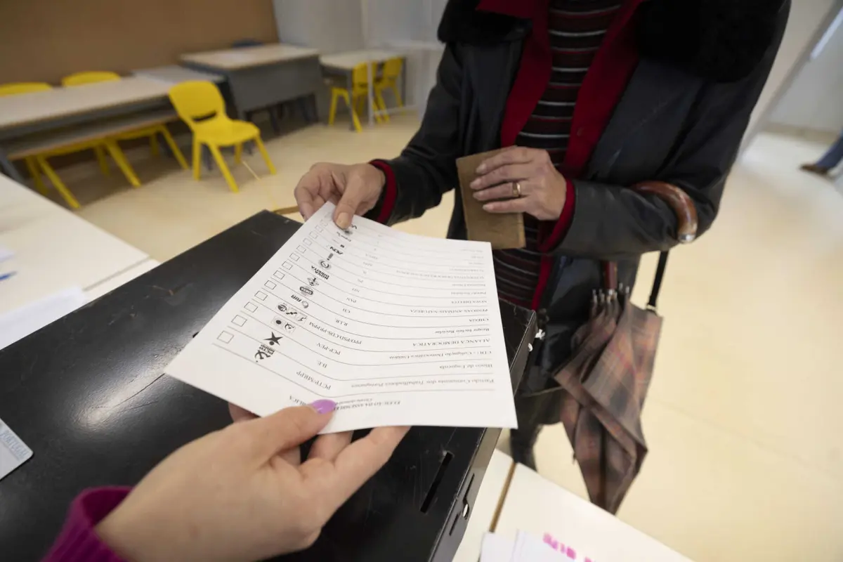 A CNE determinou que "os órgãos de comunicação social cessem qualquer referência a quaisquer candidaturas ou partidos políticos"