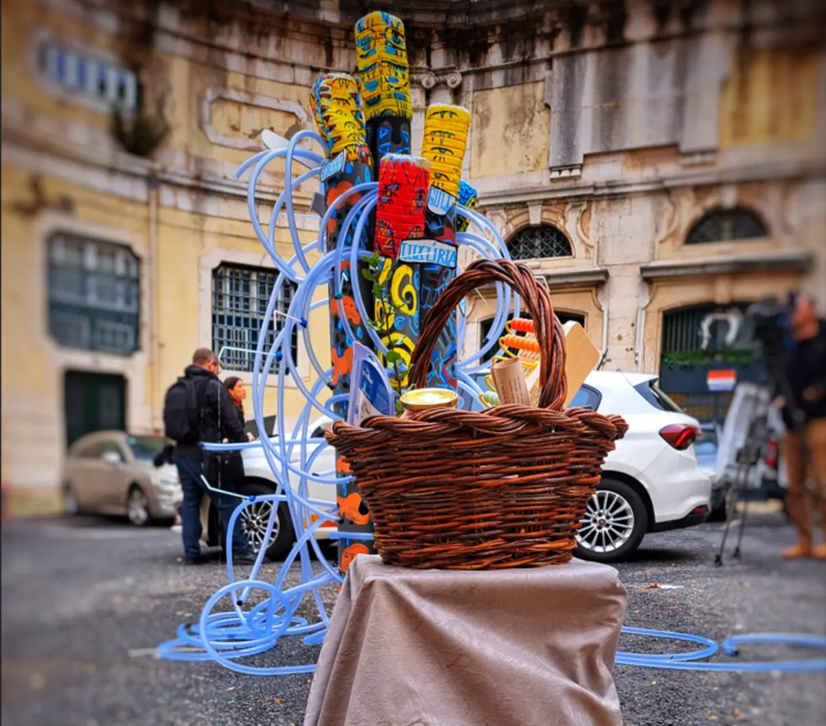 Imagem de contexto do artigo "Água que desune." Associação Zero instala "bicho de sete cabeças" junto ao Ministério do Ambiente