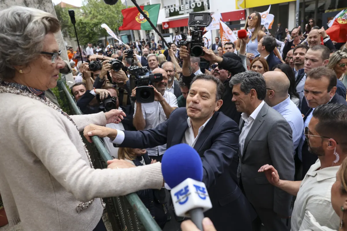 Imagem de contexto do artigo À direita, só Chega sobe: AD e IL descem mais do que PS, Montenegro volta a cair. Esquerda recupera (sondagem diária)