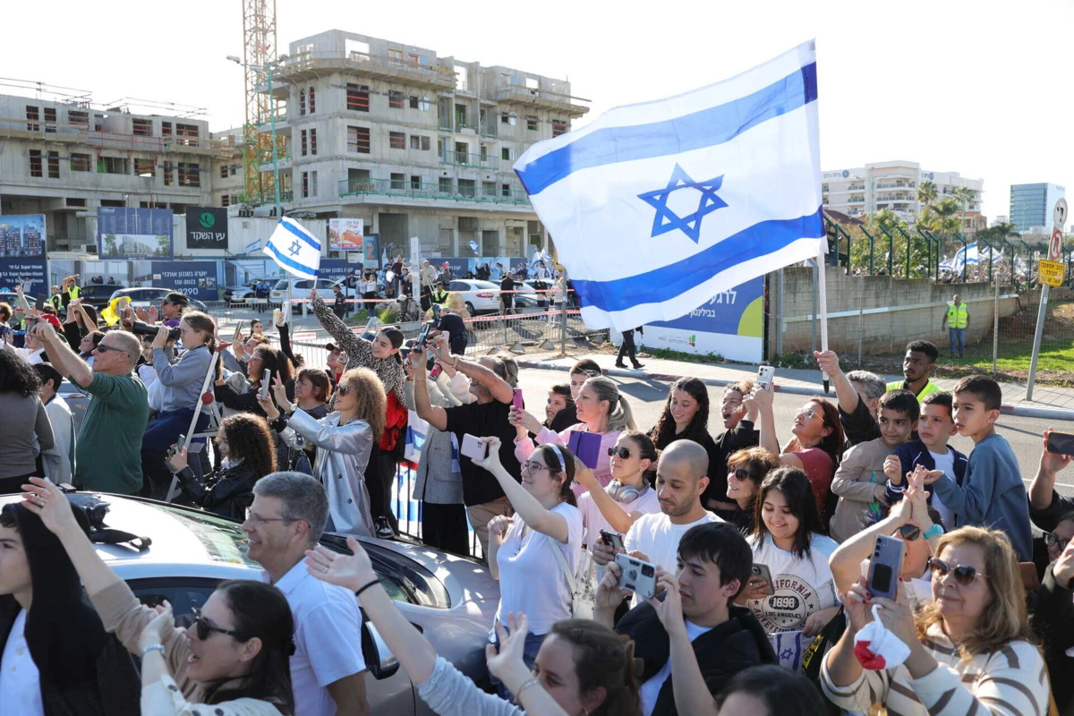 Imagem de contexto do artigo Hamas liberta mais uma mulher militar israelita. Refém entregue à Cruz Vermelha