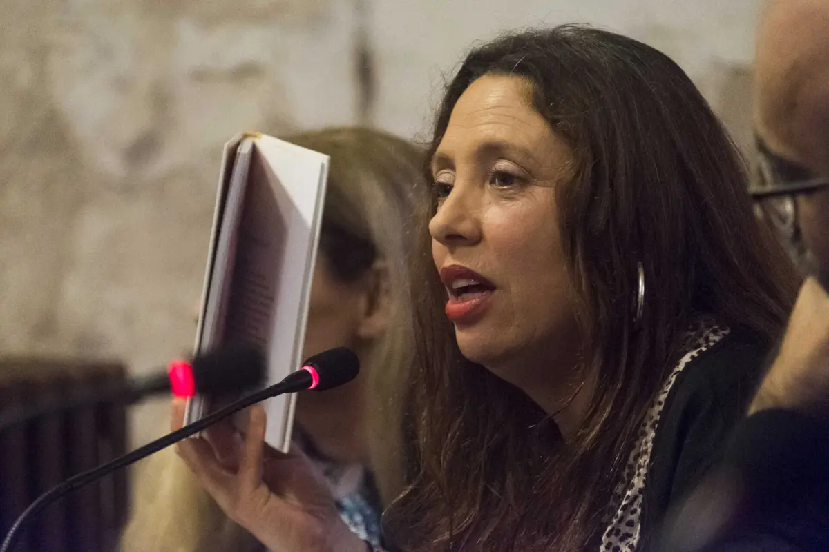 A autora Adélia Carvalho