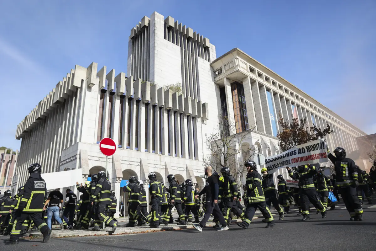 Bombeiros sapadores manifestam-se defronte do Campus XXI