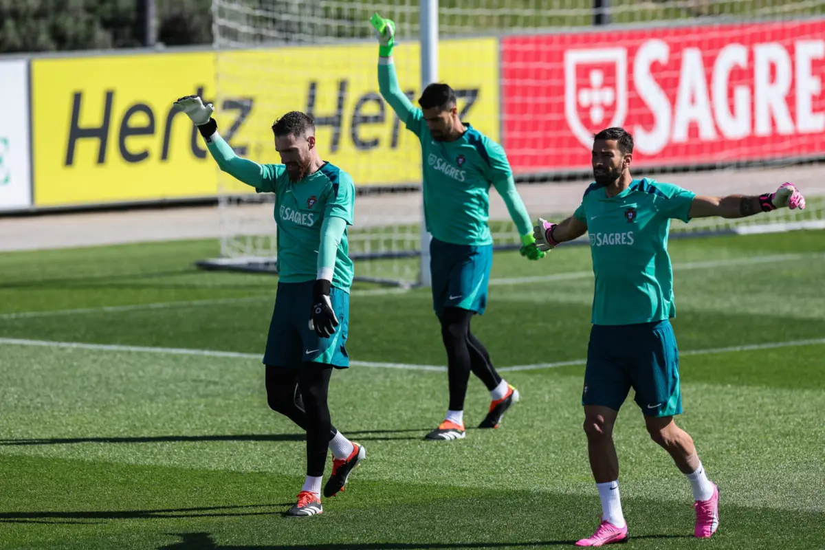 Os guarda-redes voltaram a treinar à parte