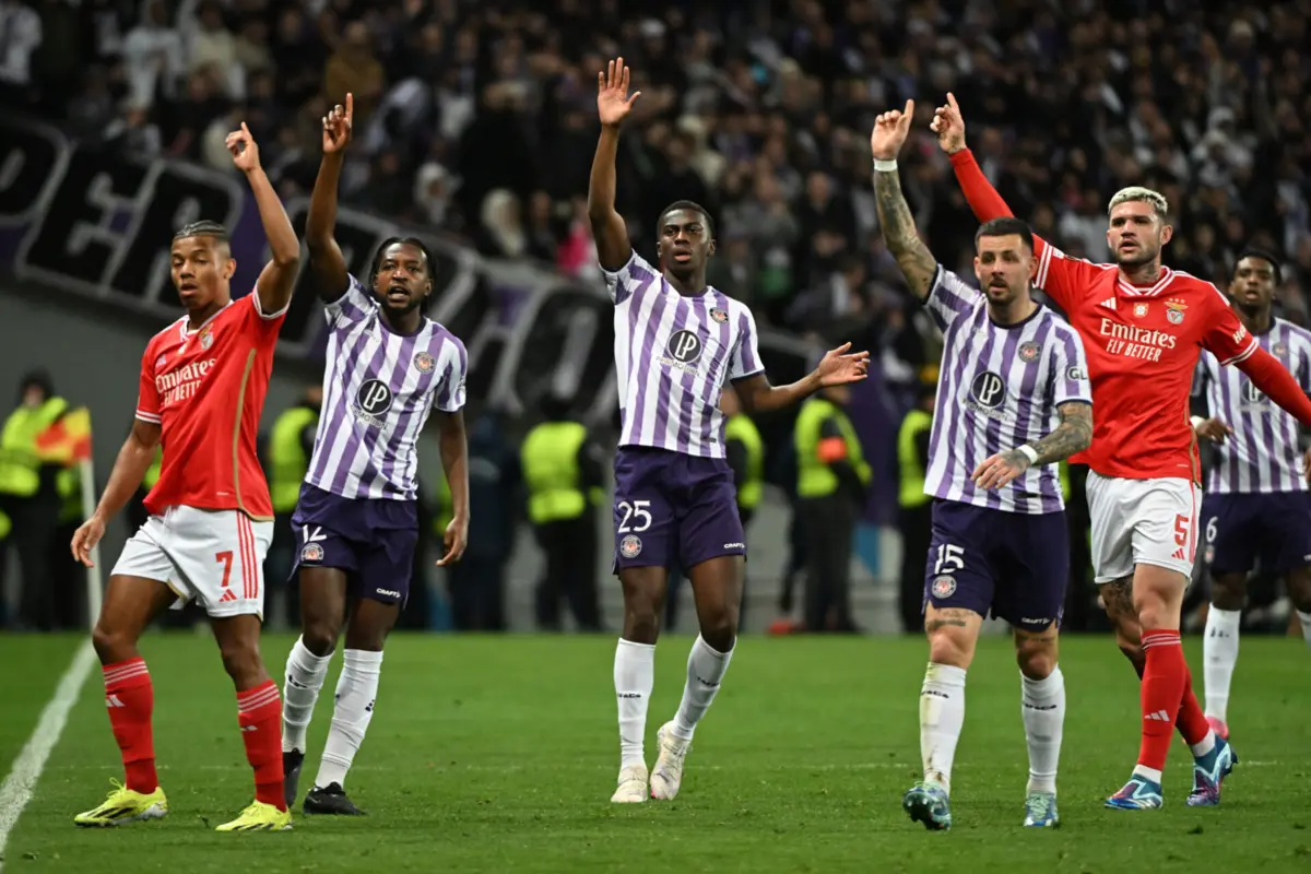 Imagem de contexto do artigo Sorte e sofrimento para manter vantagem de Lisboa. Benfica empata em Toulouse e segue na Liga Europa