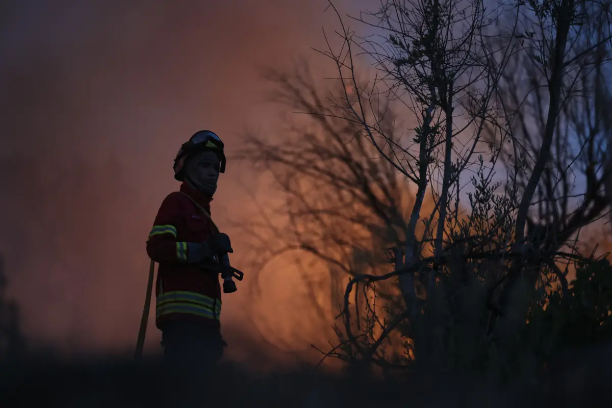 Imagem de contexto do artigo Incêndio em Aljezur: vento provoca "várias reativações" e dificulta combate no terreno