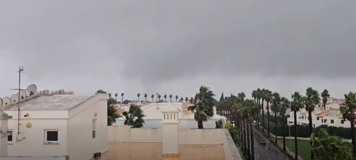 Imagem de contexto do artigo "Fenómeno de vento extremo" em Albufeira faz vários feridos. Uma pessoa está "desaparecida"