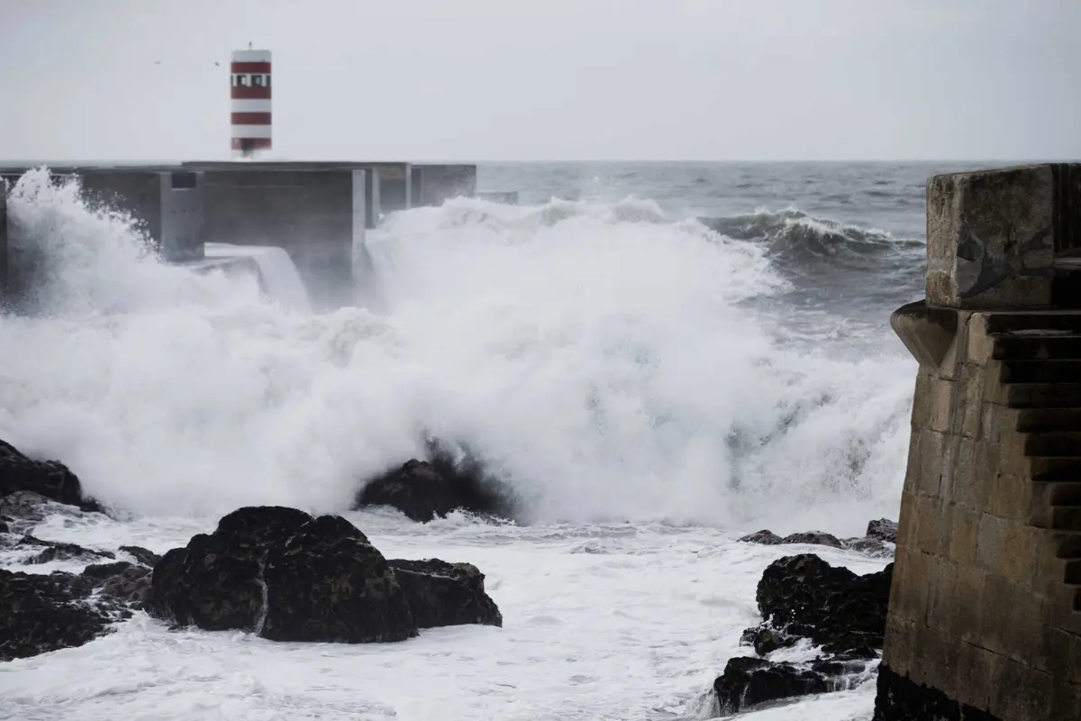 Imagem de contexto do artigo Porto: interditadas três praias na Foz do Douro devido à agitação marítima