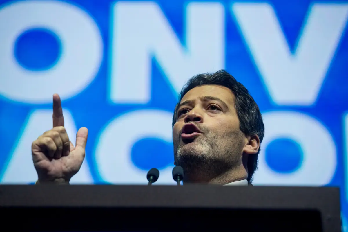 Imagem de contexto do artigo Ventura atira a Pedro Nuno: mentira e manipulação "caem que nem uma luva em si"