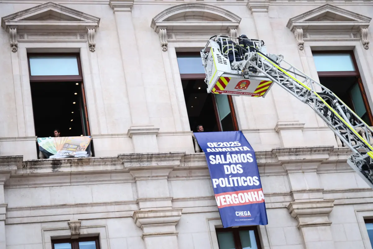 Imagem de contexto do artigo Conferência de líderes discutiu, mas nada deliberou sobre tarjas afixadas pelo Chega