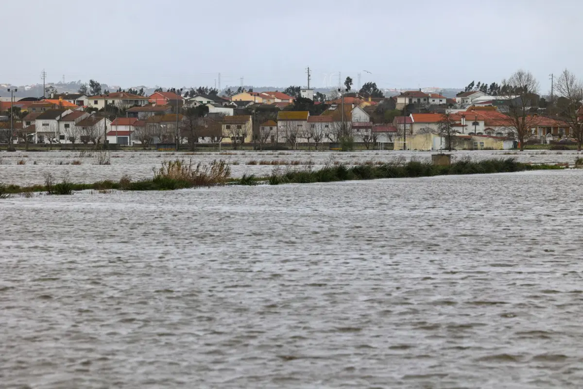 Imagem de contexto do artigo Comandante da Proteção Civil recusa que ausência do país tenha mudado decisões sobre tempestade Kristin