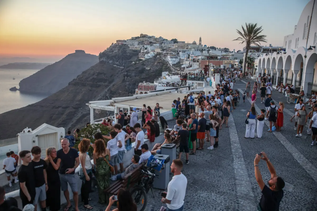 Imagem de contexto do artigo Novo imposto de 20 euros. Grécia vai passar a cobrar a turistas que desembarcarem em Santorini ou Mykonos