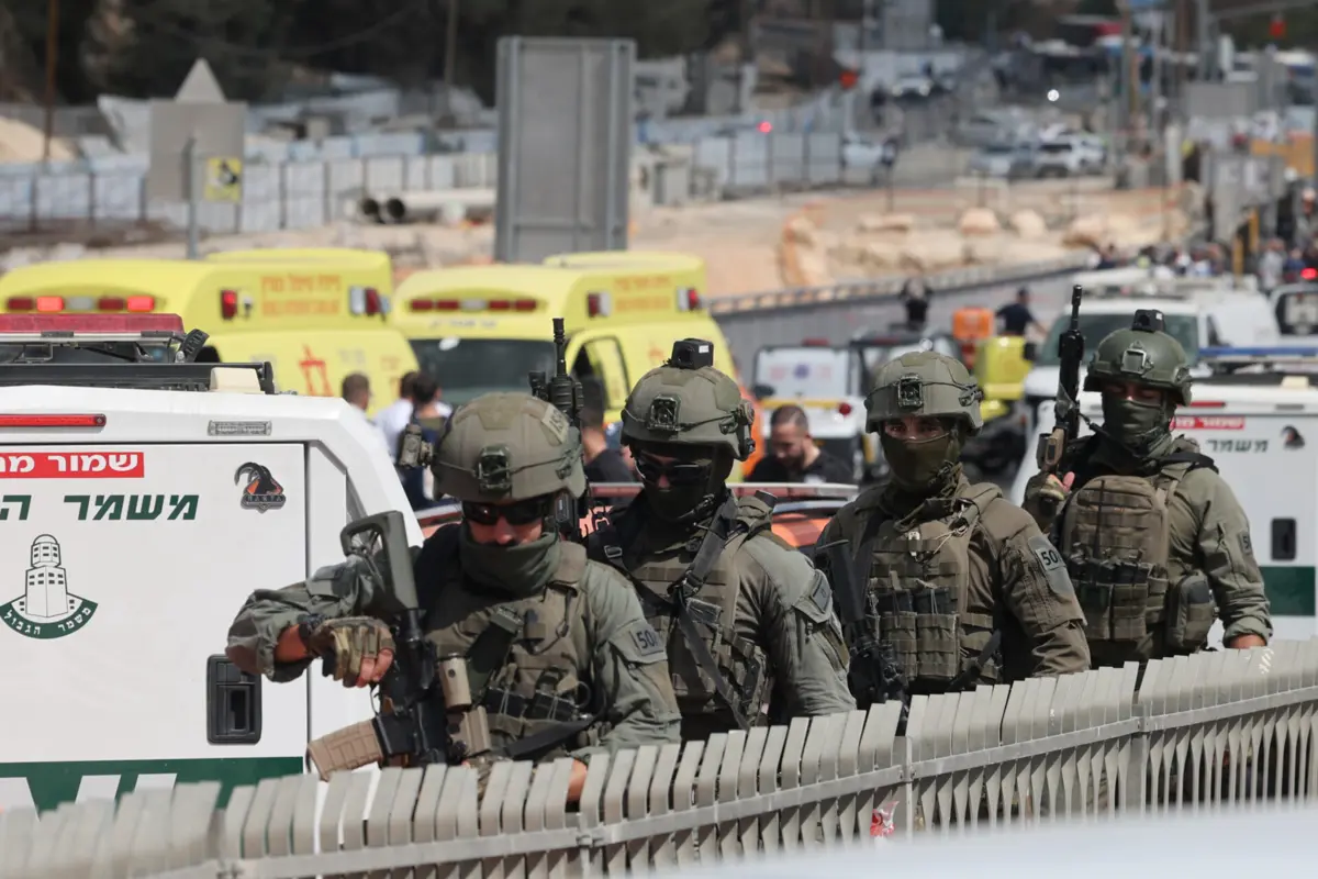 Um porta-voz da polícia afirmou que havia dois agressores