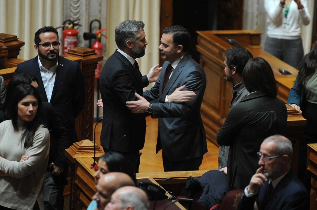 Imagem de contexto do artigo Montenegro e Pedro Nuno reúnem-se pela primeira vez para negociar OE2025