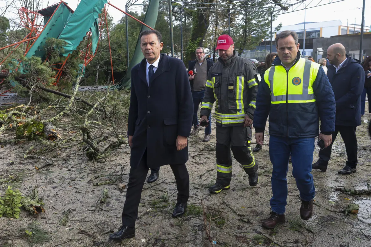 A passagem da depressão Kristin por Portugal continental, na quarta-feira, deixou um rasto de destruição, causando pelo menos cinco mortos