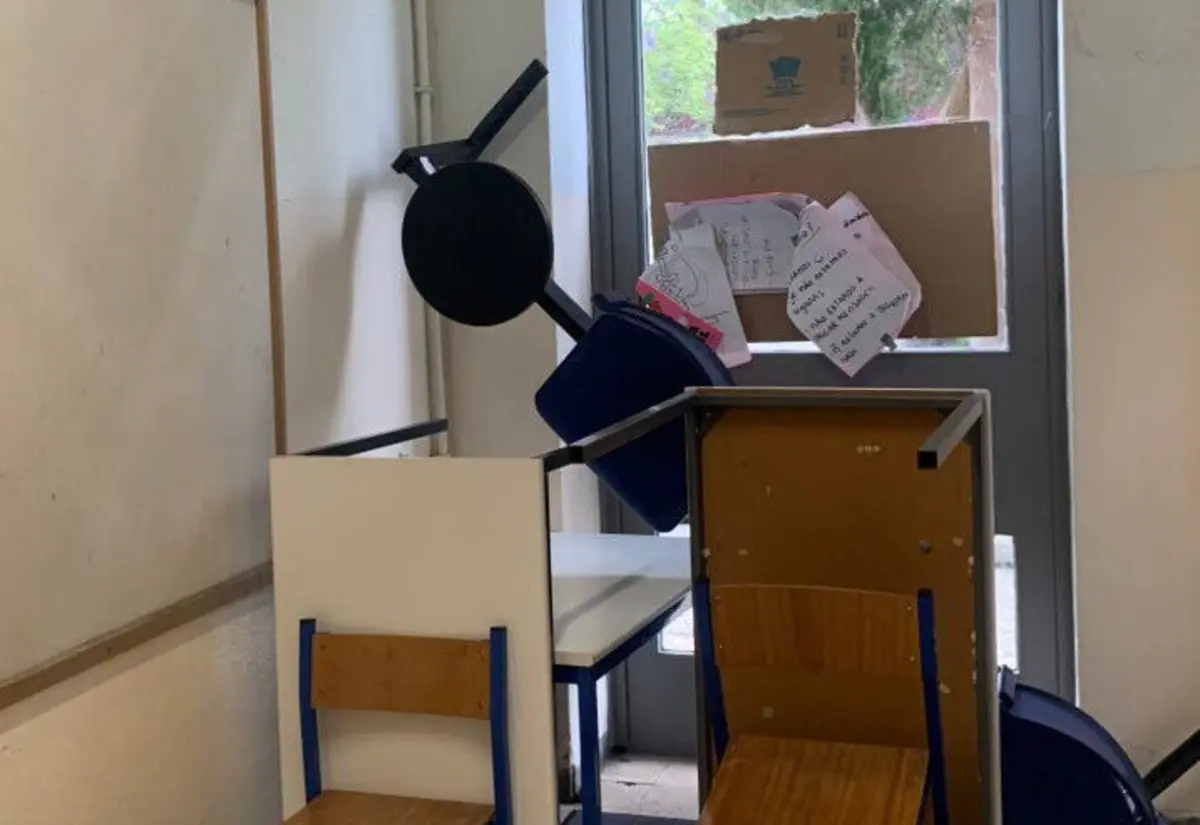 Imagem de contexto do artigo "Fim ao genocídio, fim ao fóssil." Estudantes bloqueiam edifício da FCSH da Nova