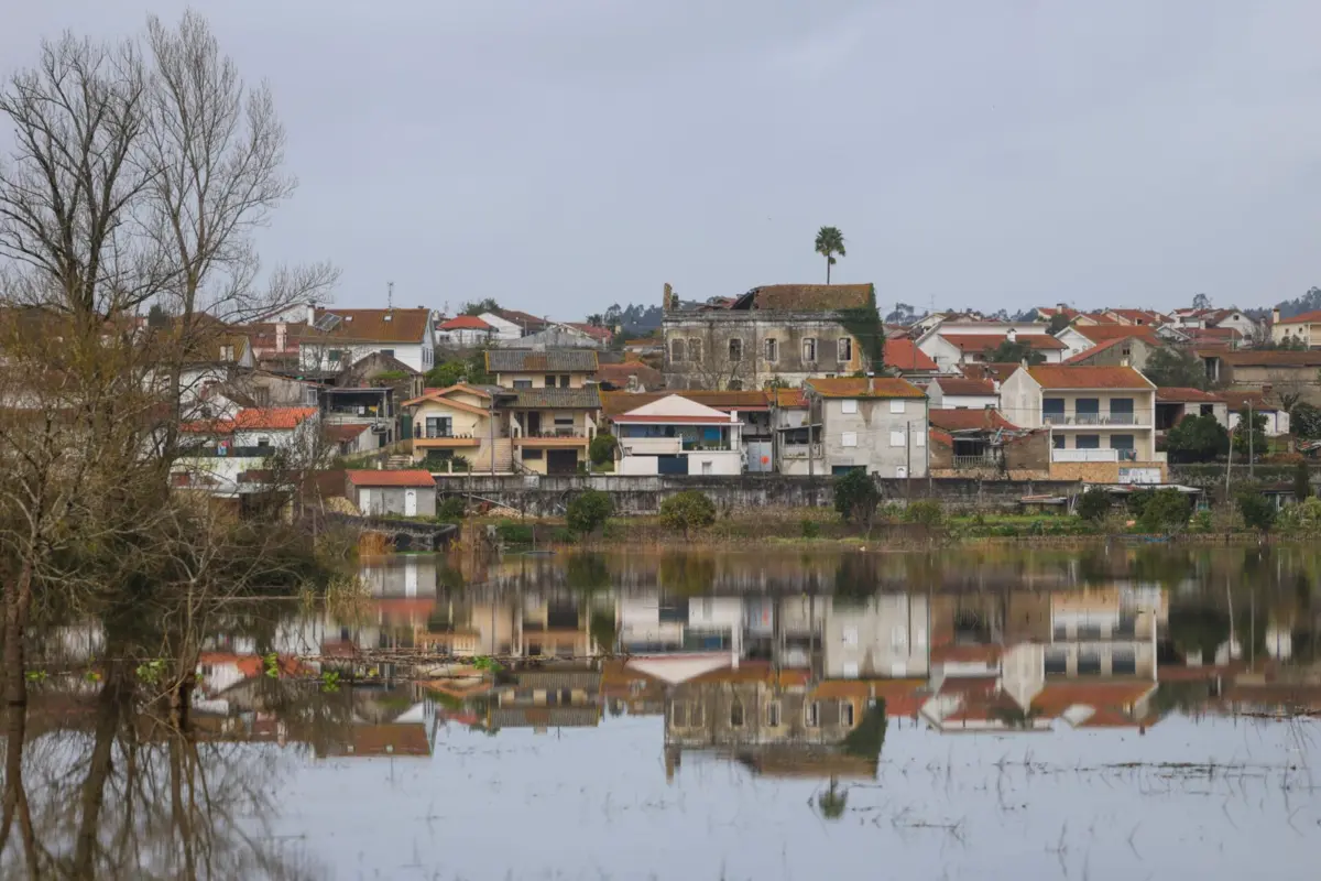 Imagem de contexto do artigo Coimbra teme "cheia centenária" e acorda praticamente deserta: "Cidade está parada, nem aos domingos é tão calma"