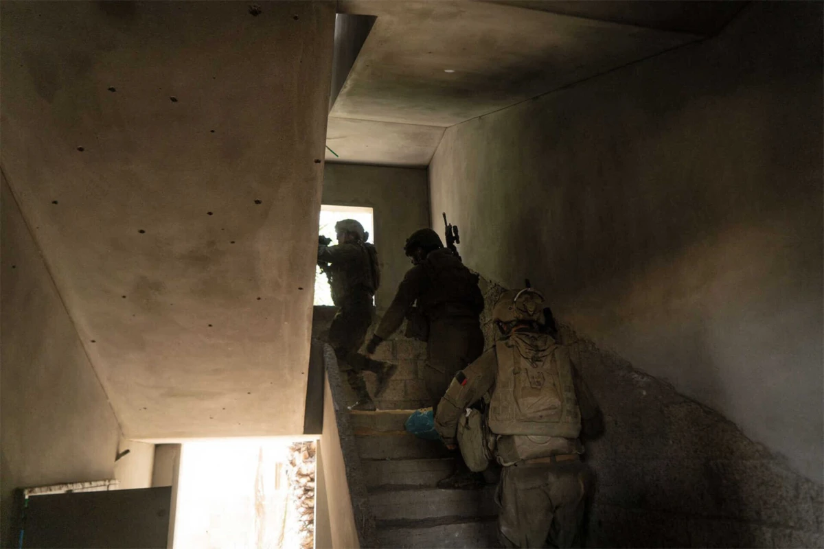 O porto marítimo temporário deverá permitir que os navios militares ou civis nele depositem a sua carga