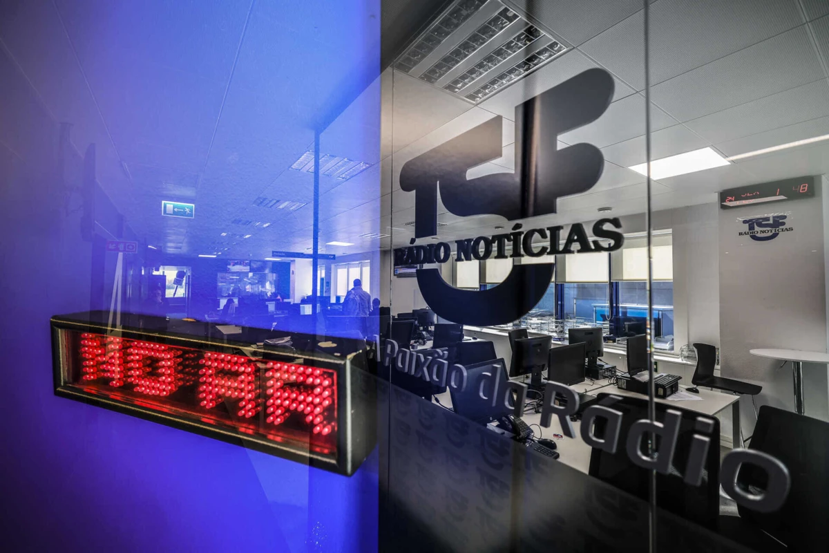 A moderação é da responsabilidade dos jornalistas Judith Menezes e Sousa, da TSF, Natália Carvalho, da Antena 1, Rui Pedro Antunes, do Observador, e Susana Martins, da Renascença