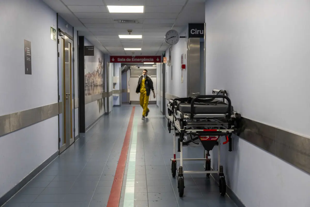 Imagem de contexto do artigo Governo vai reduzir espera para cirurgias no SNS. Administradores hospitalares dizem que solução é "contratar" e "investir"