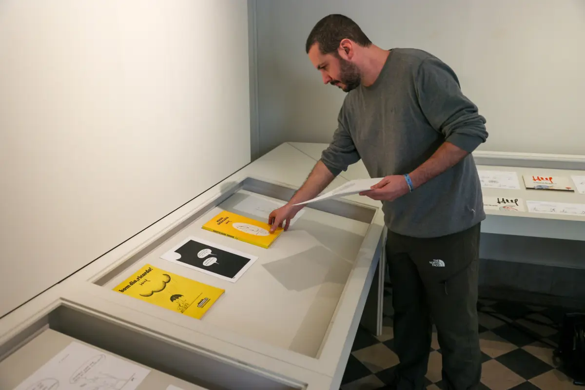 A exposição começa com os cartoons de antes e pós 25 de Abril