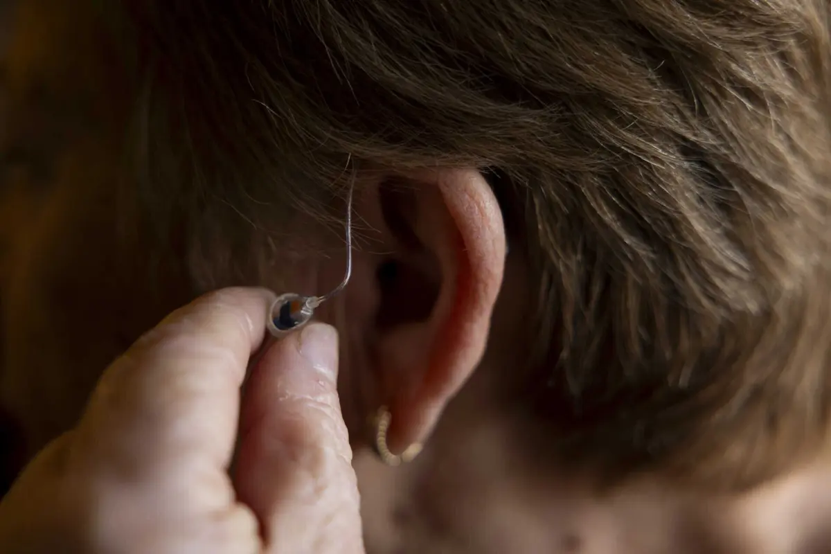 Imagem de contexto do artigo Deco alerta para publicidade enganosa. Empresa de aparelhos auditivos faz-se passar por Portal de Saúde