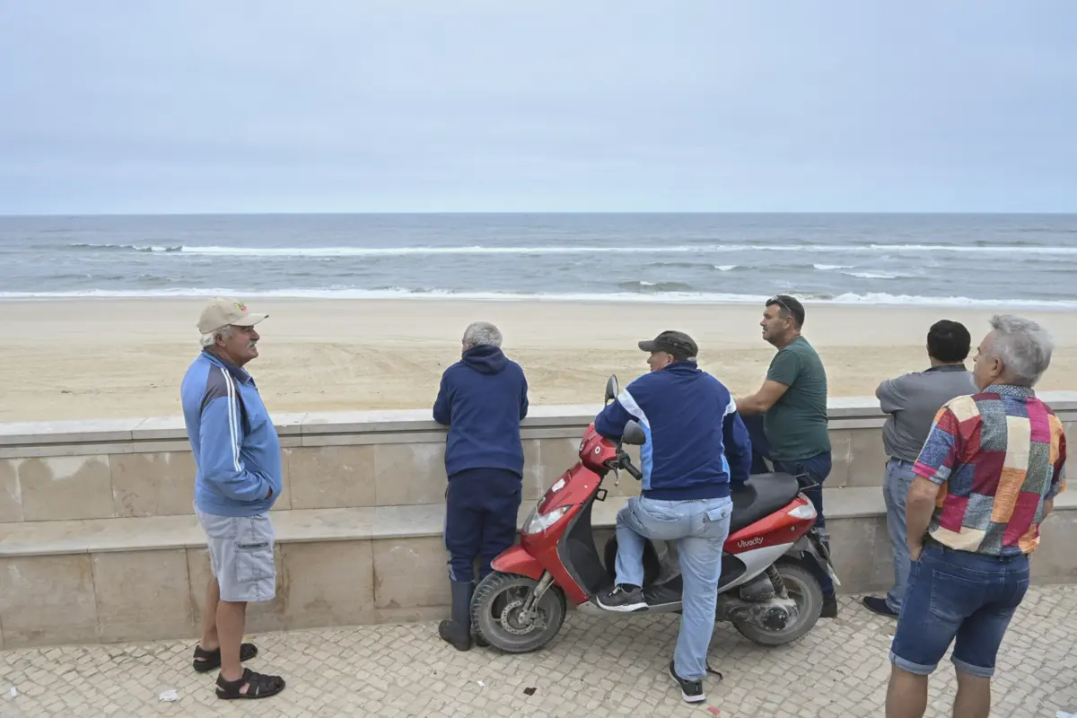 Imagem de contexto do artigo Condições do mar impedem buscas. Autoridades preveem entrar no barco até ao final do dia