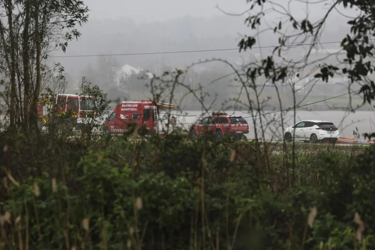 Bombeiros de Soure e elementos da GNR durante as operações no local onde foi encontrado o casal desaparecido