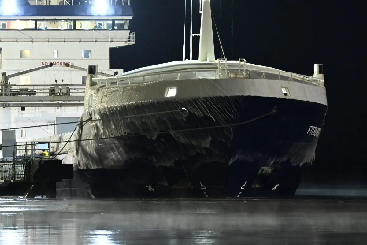 O cargueiro Fitburg navegou "durante várias horas" com uma das suas âncoras submersa no mar