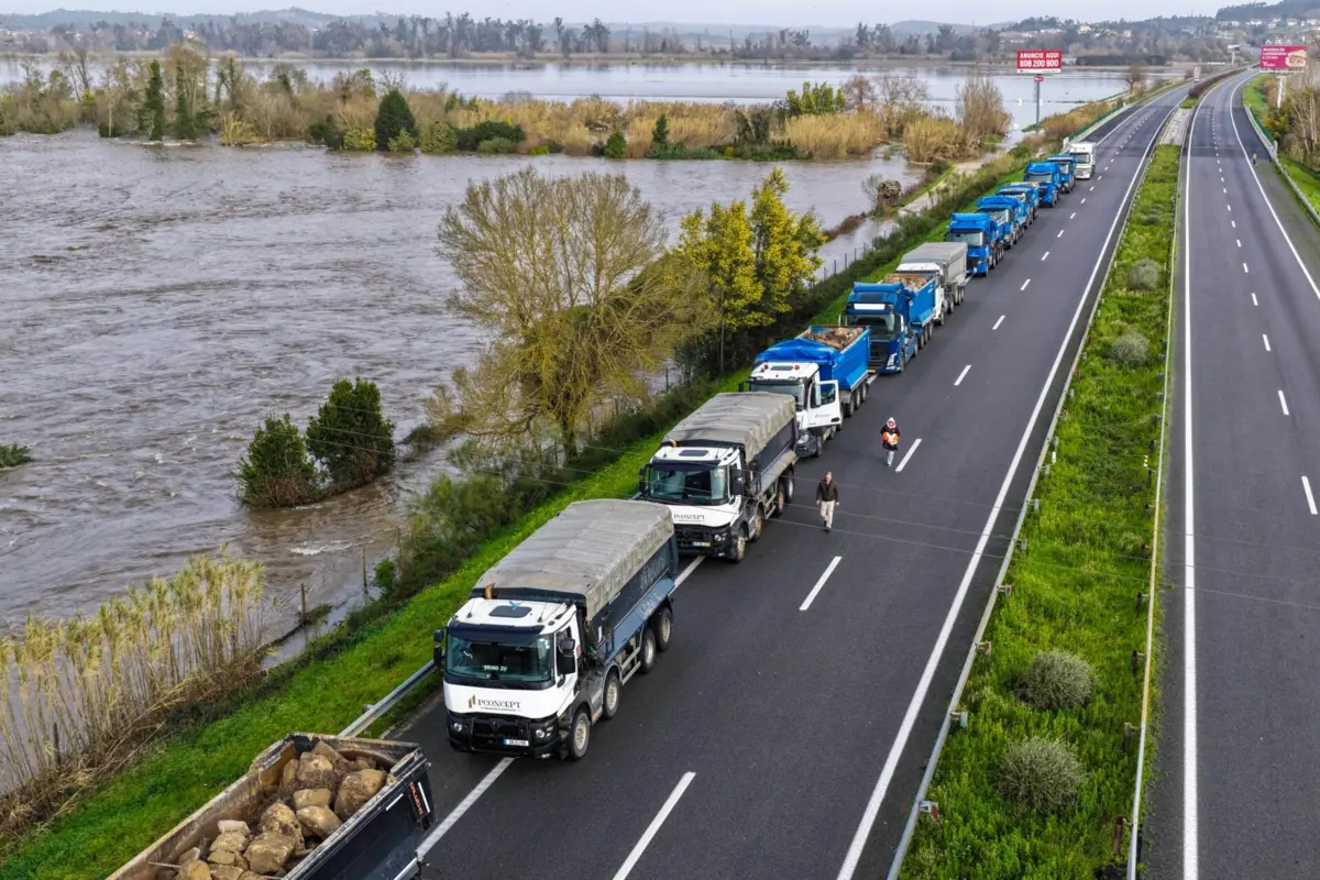 Imagem de contexto do artigo Trânsito cortado na A1 em Vila Franca de Xira por risco de queda de placar