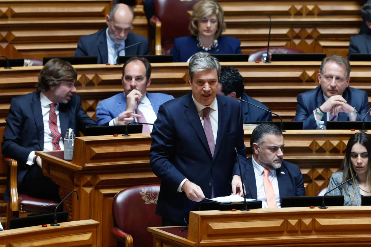 Imagem de contexto do artigo CDS vai pedir audição de Medina na AR sobre "redução artificial" da dívida