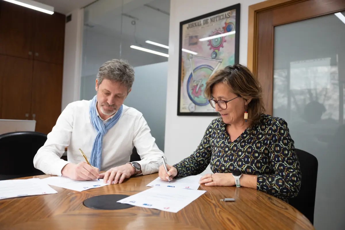 Domingos de Andrade, administrador da Notícias Ilimitadas e da Rádio Notícias, e Cristina Soares, administradora do Público