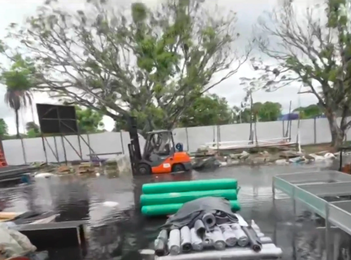 Inundação dentro do recinto da COP30 no dia da inauguração