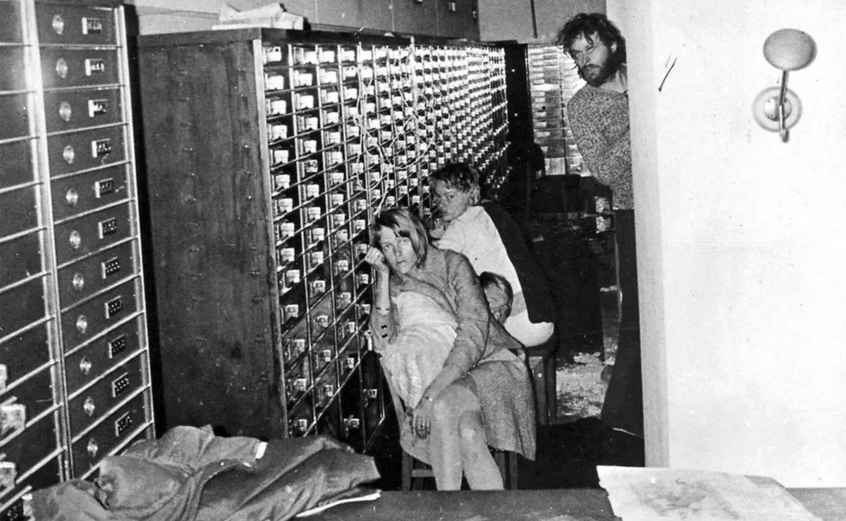 Clark Olofsson (à direita) no banco com os reféns