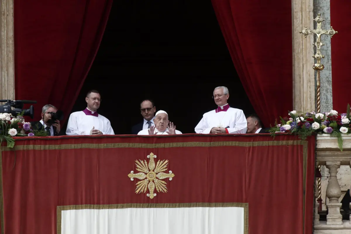 Imagem de contexto do artigo Papa Francisco aparece à janela na basílica de São Pedro. Veja o vídeo
