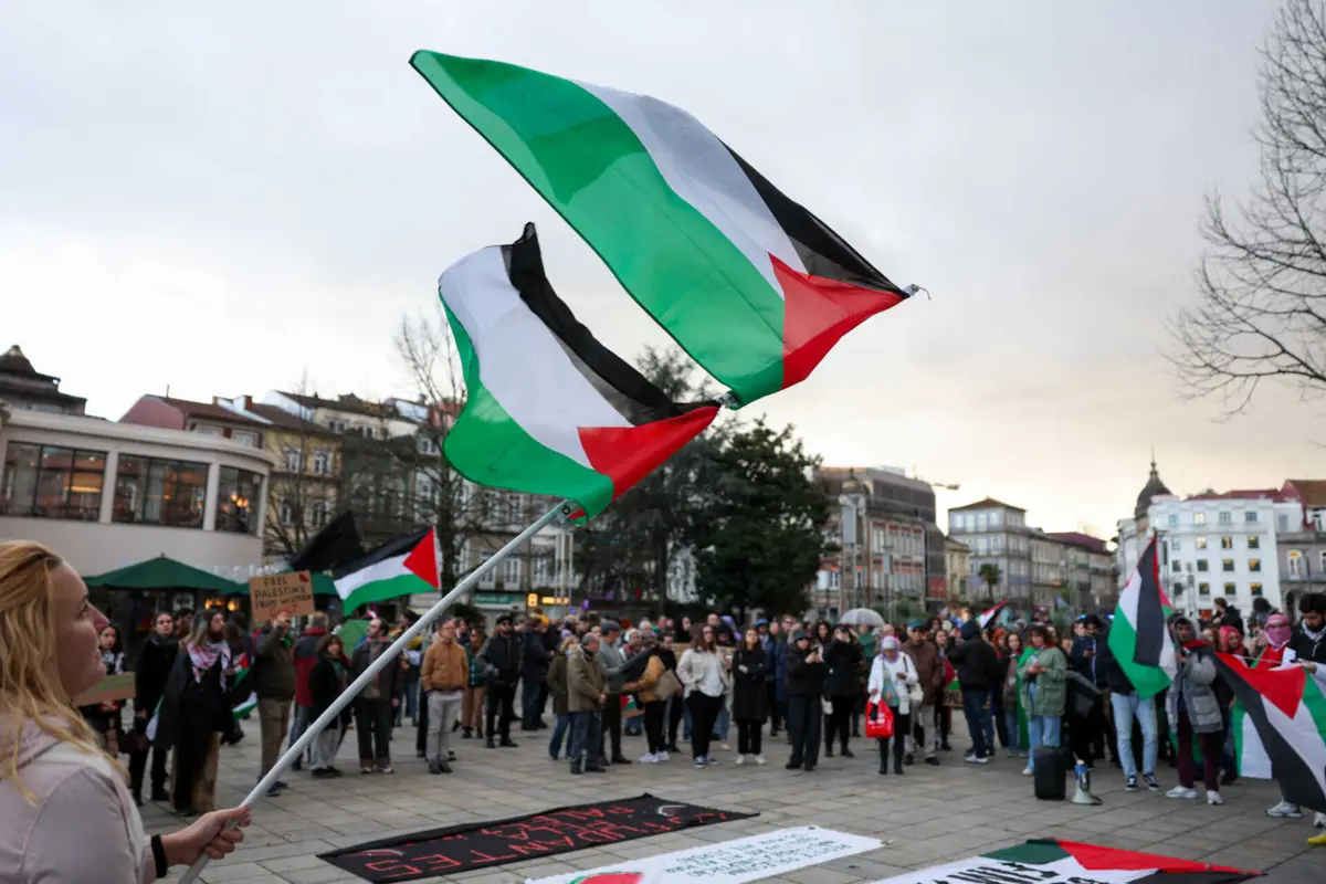 Imagem de contexto do artigo Embaixada da Palestina em Portugal muda placa e hasteia nova bandeira