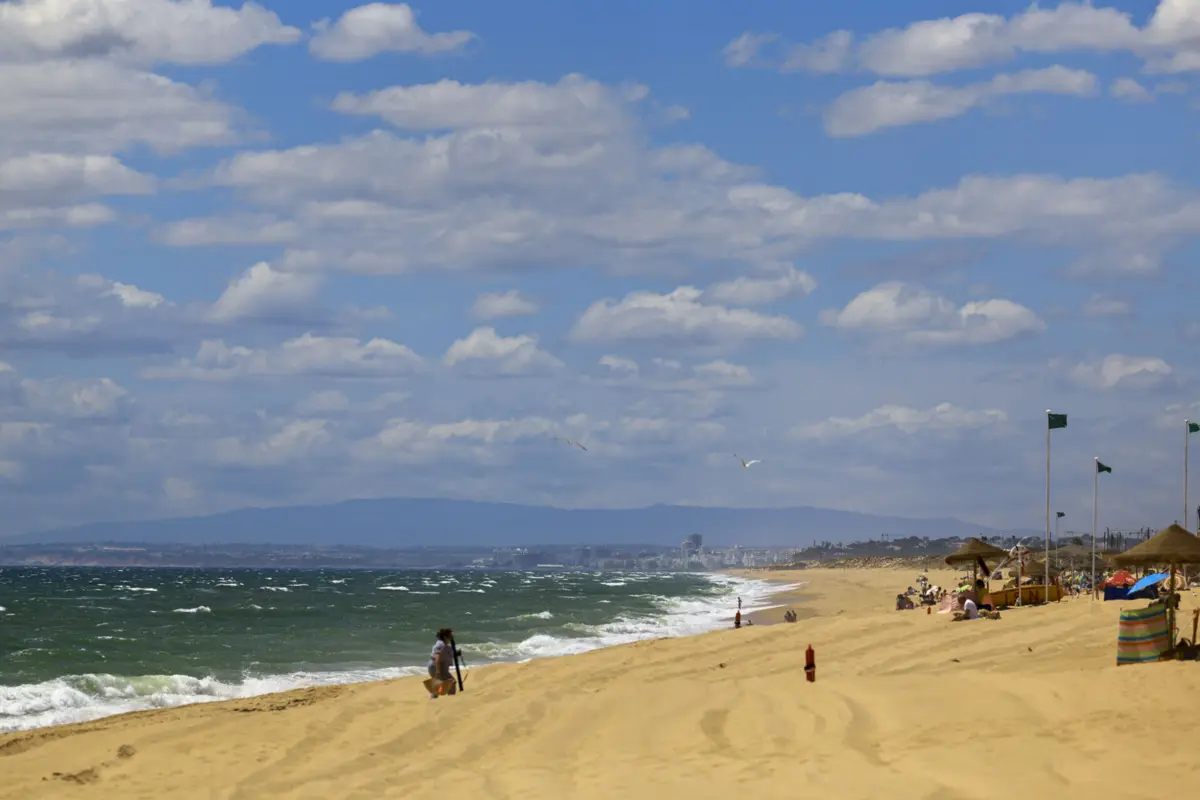 Imagem de contexto do artigo Pescadores da praia de Faro vão ser realojados, demolições das casas avançam depois