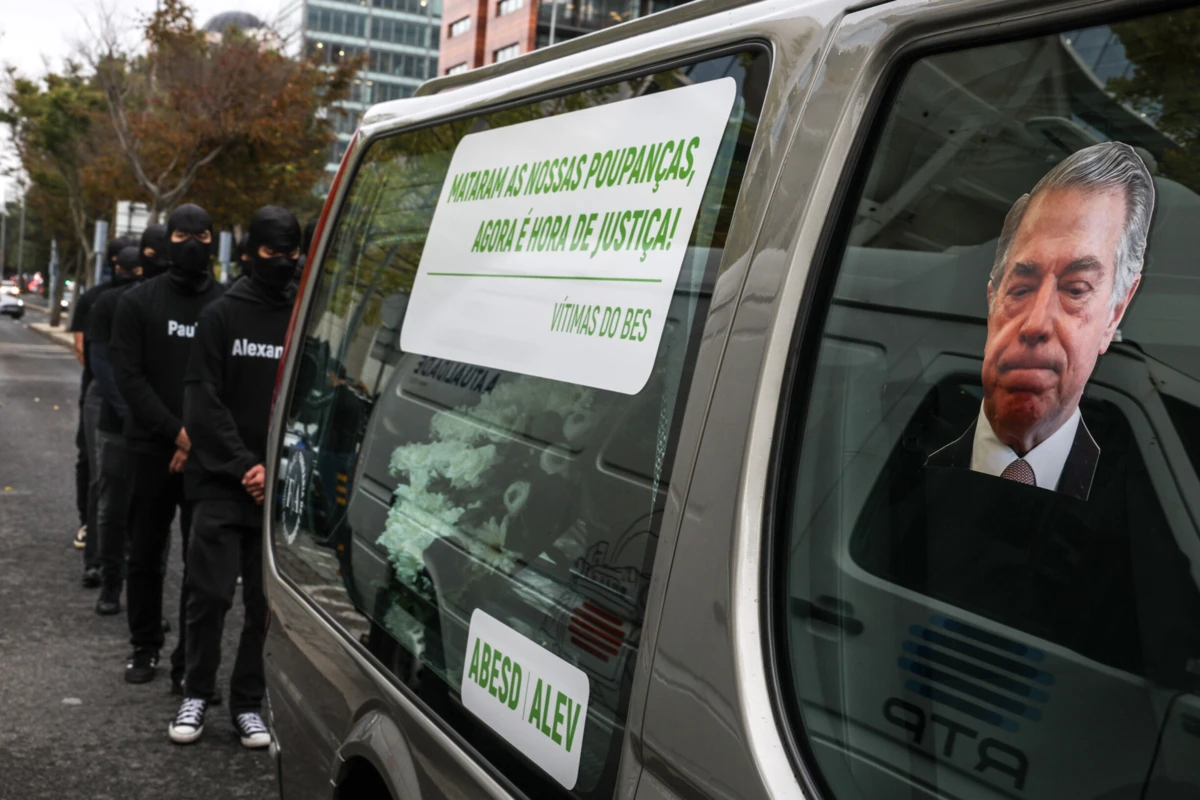 Imagem de contexto do artigo "Mataram as nossas poupanças, agora é hora de justiça." Lesados do BES protestam à porta do tribunal em Lisboa