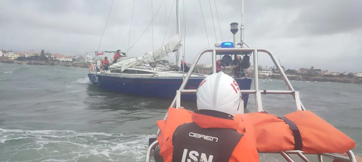 Imagem de contexto do artigo Cascais: oito pessoas resgatadas após veleiro ficar à deriva no Tamariz