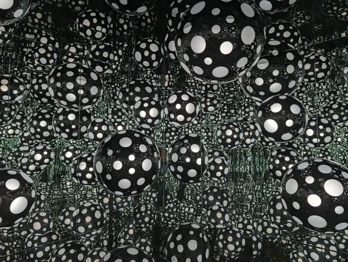 Imagem de contexto do artigo Bolas, pintas e espelhos: um mundo infinito para conhecer em Serralves