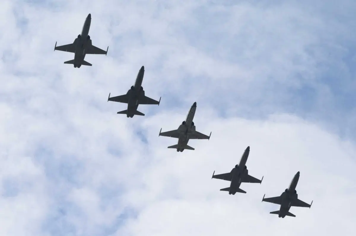 Taiwan denunciou o aparecimento, nas últimas horas, de cinco aviões de combate e quatro navios chineses