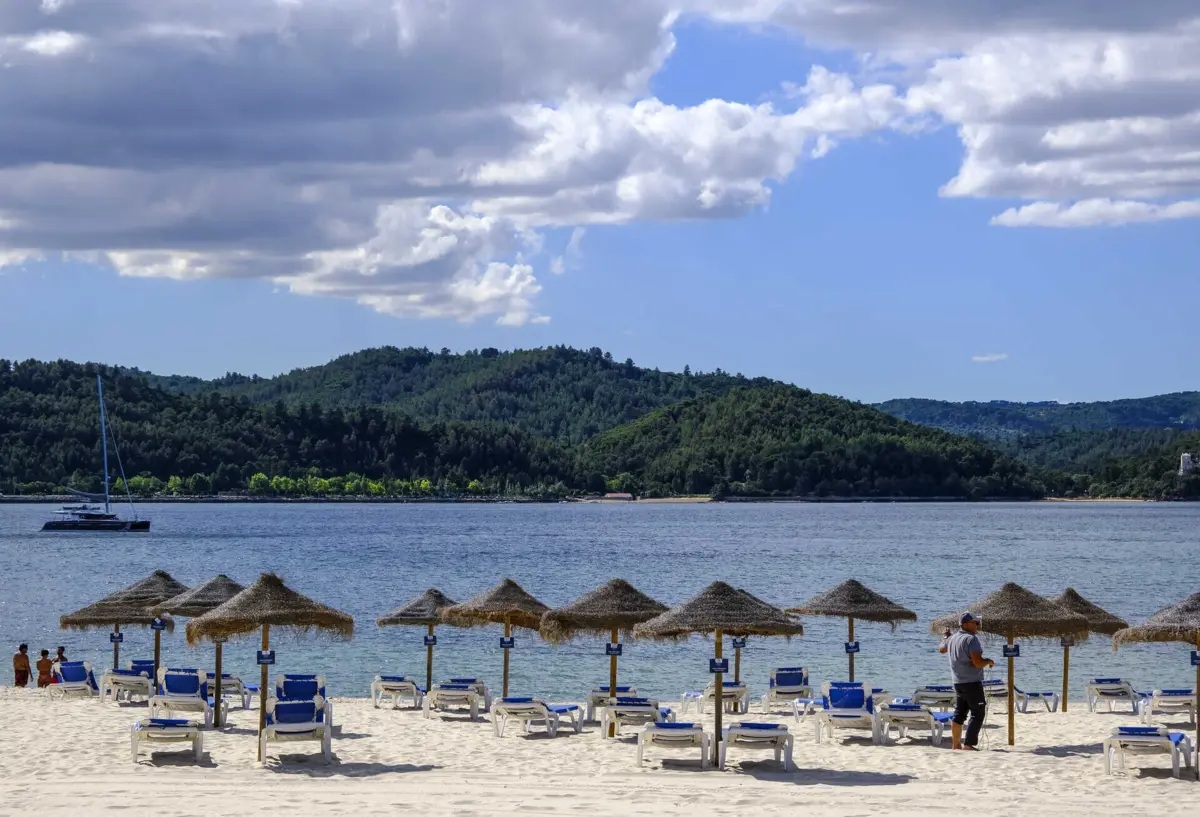 Imagem de contexto do artigo Dono de barco que naufragou em Tróia foi surpreendido por "golpe de mar". Buscas por dois desaparecidos retomadas segunda-feira