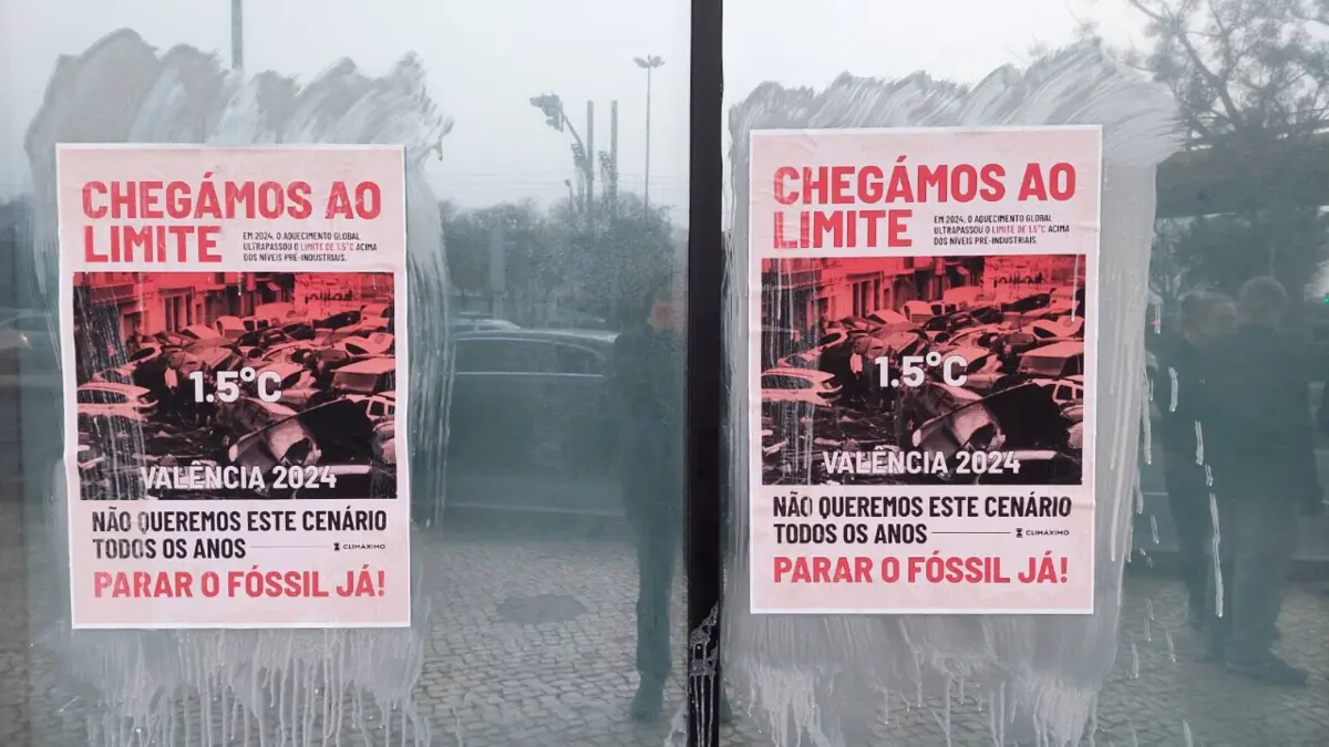 Imagem de contexto do artigo "Chegámos ao limite." Climáximo cola cartazes na fachada da sede da Galp