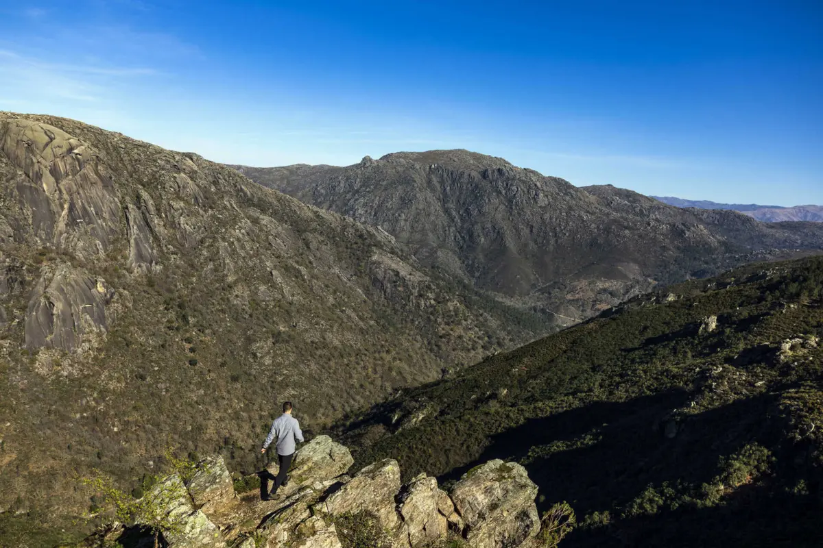 A maioria dos resgates realizados tem envolvido “curiosos” que arriscam caminhadas e mergulhos